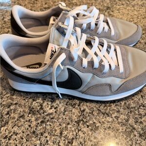 Nike Classic Gray and Black Running Shoes